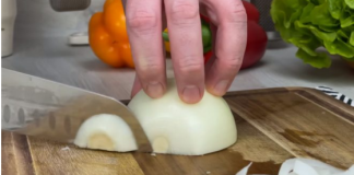 Svi griješite kad pržite luk: Dodajte 1 stvar u tavu i dobićete savršenu gustinu bez imalo brašna