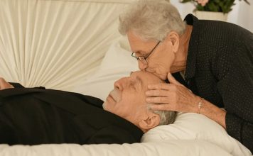 Da li je bezbedno dodirnuti ili poljubiti voljenu osobu nakon smrti? Najčešći mitovi i medicinske činjenice Da li je bezbedno dodirnuti ili poljubiti voljenu osobu nakon smrti? Najčešći mitovi i medicinske činjenice - featured image