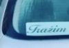 Žena je na automobil zalijepila poruku za slobodne muškarce i nasmijala cijeli Balkan, fotka je hit Žena je na automobil zalijepila poruku za slobodne muškarce i nasmijala cijeli Balkan, fotka je hit - featured image