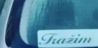 Žena je na automobil zalijepila poruku za slobodne muškarce i nasmijala cijeli Balkan, fotka je hit Žena je na automobil zalijepila poruku za slobodne muškarce i nasmijala cijeli Balkan, fotka je hit - featured image