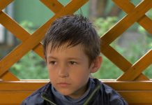 Kad je ostao bez majke trpeo poniženja i od učiteljice: Godinama kasnije gorko zažalila nakon što joj je stiglo pismo… Kad je ostao bez majke trpeo poniženja i od učiteljice: Godinama kasnije gorko zažalila nakon što joj je stiglo pismo… - featured image