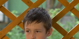 Kad je ostao bez majke trpeo poniženja i od učiteljice: Godinama kasnije gorko zažalila nakon što joj je stiglo pismo… Kad je ostao bez majke trpeo poniženja i od učiteljice: Godinama kasnije gorko zažalila nakon što joj je stiglo pismo… - featured image