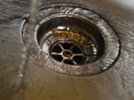 Samo 1 mjerica odštopava sve odvode, a smrad potpuno NESTANE… Samo 1 mjerica odštopava sve odvode, a smrad potpuno NESTANE… - featured image