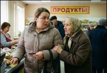 U redu u prodavnici, platila sam za staricu, a ona tiho šapnula: „Kada muž ode na noć, ne diraj sneg na dvorištu.” Nasmejala sam se, ali te večeri nisam čistila dvorište. A ujutro, izlazeći na terasu, ostala sam zapanjena onim što sam videla… 😲😲😲 U redu u prodavnici, platila sam za staricu, a ona tiho šapnula: „Kada muž ode na noć, ne diraj sneg na dvorištu.” Nasmejala sam se, ali te večeri nisam čistila dvorište. A ujutro, izlazeći na terasu, ostala sam zapanjena onim što sam videla… 😲😲😲 - featured image