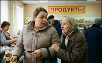 U redu u prodavnici, platila sam za staricu, a ona tiho šapnula: „Kada muž ode na noć, ne diraj sneg na dvorištu.” Nasmejala sam se, ali te večeri nisam čistila dvorište. A ujutro, izlazeći na terasu, ostala sam zapanjena onim što sam videla… 😲😲😲 U redu u prodavnici, platila sam za staricu, a ona tiho šapnula: „Kada muž ode na noć, ne diraj sneg na dvorištu.” Nasmejala sam se, ali te večeri nisam čistila dvorište. A ujutro, izlazeći na terasu, ostala sam zapanjena onim što sam videla… 😲😲😲 - featured image