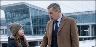 „Ponesite me sa sobom! Obećavam, nećete zažaliti!“ — molila je beskućnica djevojčica starijeg biznismena na aerodromu. On ju je pogledao, nasmiješio se i šapnuo: „Ponesću te sa sobom pod jednim uvjetom. Hoćeš li odigrati ulogu moje unuke na pregovorima?“ Ona je radosno klimnula glavom. Ali na dan dogovora, niko nije očekivao ono što će učiniti ova mala djevojčica. Svima su se kosa podigla na glavi… 😲😲😲 „Ponesite me sa sobom! Obećavam, nećete zažaliti!“ — molila je beskućnica djevojčica starijeg biznismena na aerodromu. On ju je pogledao, nasmiješio se i šapnuo: „Ponesću te sa sobom pod jednim uvjetom. Hoćeš li odigrati ulogu moje unuke na pregovorima?“ Ona je radosno klimnula glavom. Ali na dan dogovora, niko nije očekivao ono što će učiniti ova mala djevojčica. Svima su se kosa podigla na glavi… 😲😲😲 - featured image