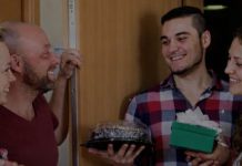 Zašto neki ljudi nikada ne dolaze u goste praznih ruku, a drugima to ne pada na pamet Zašto neki ljudi nikada ne dolaze u goste praznih ruku, a drugima to ne pada na pamet - featured image