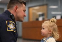 Mala devojčica došla je u policijsku stanicu da prizna ozbiljan zločin, ali ono što je rekla potpuno je šokiralo policajca. Mala devojčica došla je u policijsku stanicu da prizna ozbiljan zločin, ali ono što je rekla potpuno je šokiralo policajca. - featured image