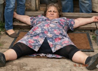 Svekrva je legla na prostirku pred vratima, samo da njen sin napusti mene i ostane s njom: napravila je histeriju, plakala, prijetila, ali jedan moj postupak je završio ovu predstavu 😢😨 Svekrva je legla na prostirku pred vratima, samo da njen sin napusti mene i ostane s njom: napravila je histeriju, plakala, prijetila, ali jedan moj postupak je završio ovu predstavu 😢😨 - featured image