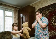 Na šesti rođendan, roditelji bivšeg muža poklonili su joj plišanog medu. Kćerka je bila oduševljena, a zatim je stala. “Mama, šta je ovo?” Pogledala sam pažljivije i POBLEDELA. Tri dana kasnije, policija je bila kod njih… 😲😲😲 Na šesti rođendan, roditelji bivšeg muža poklonili su joj plišanog medu. Kćerka je bila oduševljena, a zatim je stala. “Mama, šta je ovo?” Pogledala sam pažljivije i POBLEDELA. Tri dana kasnije, policija je bila kod njih… 😲😲😲 - featured image