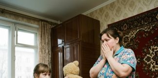 Na šesti rođendan, roditelji bivšeg muža poklonili su joj plišanog medu. Kćerka je bila oduševljena, a zatim je stala. “Mama, šta je ovo?” Pogledala sam pažljivije i POBLEDELA. Tri dana kasnije, policija je bila kod njih… 😲😲😲 Na šesti rođendan, roditelji bivšeg muža poklonili su joj plišanog medu. Kćerka je bila oduševljena, a zatim je stala. “Mama, šta je ovo?” Pogledala sam pažljivije i POBLEDELA. Tri dana kasnije, policija je bila kod njih… 😲😲😲 - featured image