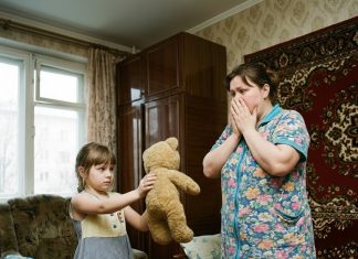 Na šesti rođendan, roditelji bivšeg muža poklonili su joj plišanog medu. Kćerka je bila oduševljena, a zatim je stala. “Mama, šta je ovo?” Pogledala sam pažljivije i POBLEDELA. Tri dana kasnije, policija je bila kod njih… 😲😲😲 Na šesti rođendan, roditelji bivšeg muža poklonili su joj plišanog medu. Kćerka je bila oduševljena, a zatim je stala. “Mama, šta je ovo?” Pogledala sam pažljivije i POBLEDELA. Tri dana kasnije, policija je bila kod njih… 😲😲😲 - featured image