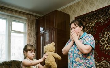 Na šesti rođendan, roditelji bivšeg muža poklonili su joj plišanog medu. Kćerka je bila oduševljena, a zatim je stala. “Mama, šta je ovo?” Pogledala sam pažljivije i POBLEDELA. Tri dana kasnije, policija je bila kod njih… 😲😲😲 Na šesti rođendan, roditelji bivšeg muža poklonili su joj plišanog medu. Kćerka je bila oduševljena, a zatim je stala. “Mama, šta je ovo?” Pogledala sam pažljivije i POBLEDELA. Tri dana kasnije, policija je bila kod njih… 😲😲😲 - featured image