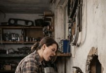 Moj muž je izbacio bolesnog oca iz kuće, a ja sam iznajmila mali stan i brinula se o njemu skoro osam mjeseci sama, radila dva posla 😢 Prije smrti moj svekar me čvrsto uhvatio za ruku i šapnuo: “U mojoj radionici je ogledalo. Razbij zid iza njega i sve ćeš razumjeti. ” 😱 Moj muž je izbacio bolesnog oca iz kuće, a ja sam iznajmila mali stan i brinula se o njemu skoro osam mjeseci sama, radila dva posla 😢 Prije smrti moj svekar me čvrsto uhvatio za ruku i šapnuo: “U mojoj radionici je ogledalo. Razbij zid iza njega i sve ćeš razumjeti. ” 😱 - featured image