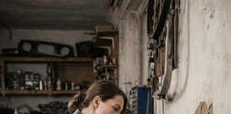 Moj muž je izbacio bolesnog oca iz kuće, a ja sam iznajmila mali stan i brinula se o njemu skoro osam mjeseci sama, radila dva posla 😢 Prije smrti moj svekar me čvrsto uhvatio za ruku i šapnuo: “U mojoj radionici je ogledalo. Razbij zid iza njega i sve ćeš razumjeti. ” 😱 Moj muž je izbacio bolesnog oca iz kuće, a ja sam iznajmila mali stan i brinula se o njemu skoro osam mjeseci sama, radila dva posla 😢 Prije smrti moj svekar me čvrsto uhvatio za ruku i šapnuo: “U mojoj radionici je ogledalo. Razbij zid iza njega i sve ćeš razumjeti. ” 😱 - featured image