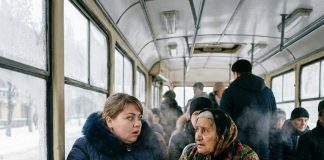 Siđi na narednoj stanici i odmah idi kući, samo nemoj uključivati svetlo, — jedva je čujno prošaptala Cigančica. Prvo sam pomislila da je to potpuni blesak i da je to posledica moje umornosti. Međutim, nepoznata žena izgovorila je takve detalje mog života o kojima nije znala nijedna živa duša. Poslušala sam je i vratila se kući, ali stvarnost me je preplašila više nego bilo koja mračna proročanstva… 😲😲😲 Siđi na narednoj stanici i odmah idi kući, samo nemoj uključivati svetlo, — jedva je čujno prošaptala Cigančica. Prvo sam pomislila da je to potpuni blesak i da je to posledica moje umornosti. Međutim, nepoznata žena izgovorila je takve detalje mog života o kojima nije znala nijedna živa duša. Poslušala sam je i vratila se kući, ali stvarnost me je preplašila više nego bilo koja mračna proročanstva… 😲😲😲 - featured image