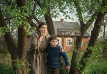 Svako jutro sam sa sinom ispraćala muža na stanicu. Ali tog dana, na putu kući, petogodišnji sin iznenada šapnu: „Mama, ne smijemo ići kući…“ „Zašto?“ Duboko je uzdahnuo: „Čuo sam kako je tata noću govorio… o nama.“ Sakrili smo se i počeli posmatrati kuću. Ono što smo vidjeli ostavilo nas je bez riječi… 😲😲😲 Svako jutro sam sa sinom ispraćala muža na stanicu. Ali tog dana, na putu kući, petogodišnji sin iznenada šapnu: „Mama, ne smijemo ići kući…“ „Zašto?“ Duboko je uzdahnuo: „Čuo sam kako je tata noću govorio… o nama.“ Sakrili smo se i počeli posmatrati kuću. Ono što smo vidjeli ostavilo nas je bez riječi… 😲😲😲 - featured image