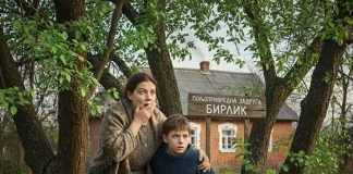 Svako jutro sam sa sinom ispraćala muža na stanicu. Ali tog dana, na putu kući, petogodišnji sin iznenada šapnu: „Mama, ne smijemo ići kući…“ „Zašto?“ Duboko je uzdahnuo: „Čuo sam kako je tata noću govorio… o nama.“ Sakrili smo se i počeli posmatrati kuću. Ono što smo vidjeli ostavilo nas je bez riječi… 😲😲😲 Svako jutro sam sa sinom ispraćala muža na stanicu. Ali tog dana, na putu kući, petogodišnji sin iznenada šapnu: „Mama, ne smijemo ići kući…“ „Zašto?“ Duboko je uzdahnuo: „Čuo sam kako je tata noću govorio… o nama.“ Sakrili smo se i počeli posmatrati kuću. Ono što smo vidjeli ostavilo nas je bez riječi… 😲😲😲 - featured image