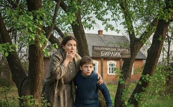 Svako jutro sam sa sinom ispraćala muža na stanicu. Ali tog dana, na putu kući, petogodišnji sin iznenada šapnu: „Mama, ne smijemo ići kući…“ „Zašto?“ Duboko je uzdahnuo: „Čuo sam kako je tata noću govorio… o nama.“ Sakrili smo se i počeli posmatrati kuću. Ono što smo vidjeli ostavilo nas je bez riječi… 😲😲😲 Svako jutro sam sa sinom ispraćala muža na stanicu. Ali tog dana, na putu kući, petogodišnji sin iznenada šapnu: „Mama, ne smijemo ići kući…“ „Zašto?“ Duboko je uzdahnuo: „Čuo sam kako je tata noću govorio… o nama.“ Sakrili smo se i počeli posmatrati kuću. Ono što smo vidjeli ostavilo nas je bez riječi… 😲😲😲 - featured image