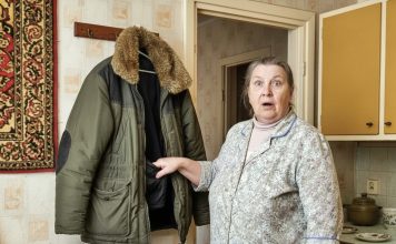 „Sine, tvoja žena nas pljačka!“ – Tokom porodične večere, svekrva je otišla do kuhinje da pomogne sa serviranjem jela i pronašla u mojoj torbi 150.000 dinara u kešu. „Pošto ste već tu, možete da pogledate i u džep moje jakne“, nasmešila sam se. Ono što su tamo videli poslalo je nju na reanimaciju… 😲😲😲 „Sine, tvoja žena nas pljačka!“ – Tokom porodične večere, svekrva je otišla do kuhinje da pomogne sa serviranjem jela i pronašla u mojoj torbi 150.000 dinara u kešu. „Pošto ste već tu, možete da pogledate i u džep moje jakne“, nasmešila sam se. Ono što su tamo videli poslalo je nju na reanimaciju… 😲😲😲 - featured image