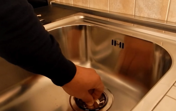 Sipajte ovo u odvod i zaboravite na mirise i začepljenja! - featured image Sipajte ovo u odvod i zaboravite na mirise i začepljenja! - featured image