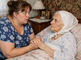 Zagonetka stare vikendice: šta je slijepa baka skrivala iza ogledala? Zagonetka stare vikendice: šta je slijepa baka skrivala iza ogledala? - featured image