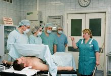 Važna sitnica: šta je čistačica primetila u sobi milionera, a šta nisu videli lekari. Važna sitnica: šta je čistačica primetila u sobi milionera, a šta nisu videli lekari. - featured image