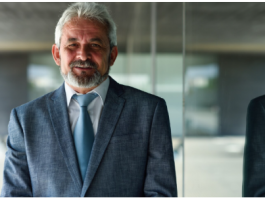 Radio je na građevini ceo život, bez slave i priznanja, samo sa jednim ciljem: da ja jednog dana nosim titulu doktora