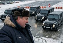 Otpušten sam, letio sam kući u drugi grad. U avionu sam spasio ženu od srčanog udara. Kad sam izašao, 16 luksuznih automobila blokiralo je parking, zaštitar je prišao i rekao jednu rečenicu, svi su stali…..😲😲😲 Otpušten sam, letio sam kući u drugi grad. U avionu sam spasio ženu od srčanog udara. Kad sam izašao, 16 luksuznih automobila blokiralo je parking, zaštitar je prišao i rekao jednu rečenicu, svi su stali…..😲😲😲 - featured image