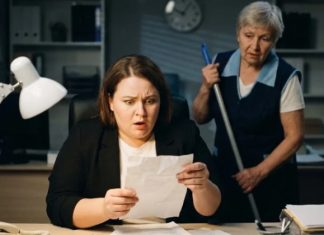 Zakasnila sam na poslu. Čistačica me čudno gledala, a zatim je tiho stavila na moj sto poruku: “Kada kreneš kući – spusti se po požarnoj stepenici!” Poslušala sam je i bila šokirana onim što sam tamo videla… 😲😲😲 Zakasnila sam na poslu. Čistačica me čudno gledala, a zatim je tiho stavila na moj sto poruku: “Kada kreneš kući – spusti se po požarnoj stepenici!” Poslušala sam je i bila šokirana onim što sam tamo videla… 😲😲😲 - featured image