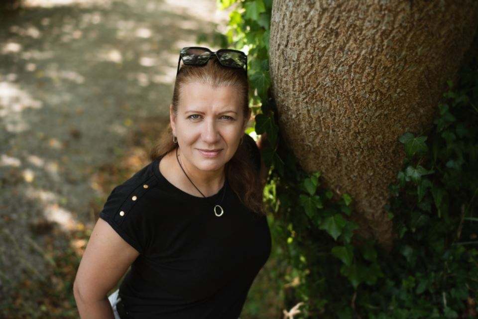 Nakon što sam sahranila muža u njegovim stvarima sam pronašla USB koji mi je promenio život: Ono što sam otkrila ne bi poželela ni najgorem neprijatelju - featured image Nakon što sam sahranila muža u njegovim stvarima sam pronašla USB koji mi je promenio život: Ono što sam otkrila ne bi poželela ni najgorem neprijatelju - featured image