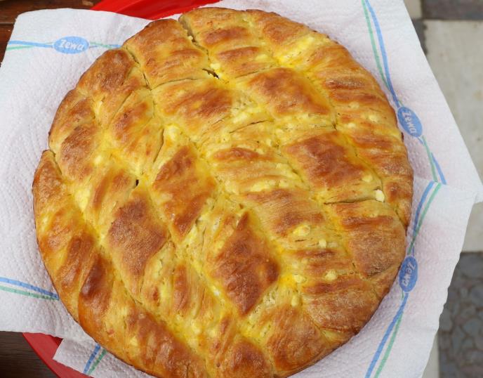 Lisnata pogača sa Zlatara: Recept koji je zaludeo domaćice – mekša od pamuka, hrskava spolja, nestaje za 5 minuta! - featured image Lisnata pogača sa Zlatara: Recept koji je zaludeo domaćice – mekša od pamuka, hrskava spolja, nestaje za 5 minuta! - featured image