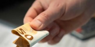 H0ĆETE DA VAM JE N0VČANlK PUN PARA? 1 novčanicu stavite na ovo mjesto i gledajte KAKO SE N0VAC G0MlLA… H0ĆETE DA VAM JE N0VČANlK PUN PARA? 1 novčanicu stavite na ovo mjesto i gledajte KAKO SE N0VAC G0MlLA… - featured image