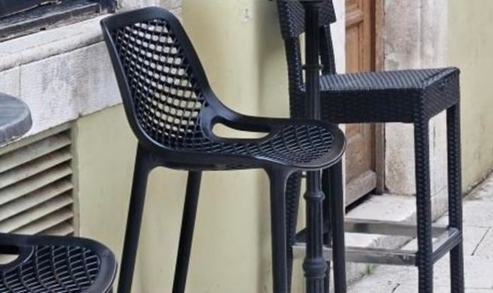 Prizor iz kafića u Šibeniku nasmijao je cijelu Hrvatsku, kad vidite fotku bit će vam jasno zašto - featured image Prizor iz kafića u Šibeniku nasmijao je cijelu Hrvatsku, kad vidite fotku bit će vam jasno zašto - featured image