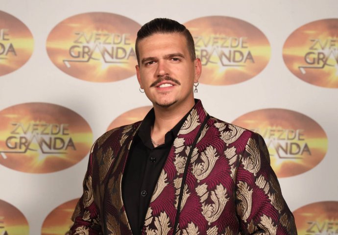 BIO JE FAVORIT U ZVEZDAMA GRANDA, A SAD NE LIČI NA SEBE: Snimili ga na ulici, EVO KAKO SAD IZGLEDA ISAK ŠABANOVIĆ - featured image BIO JE FAVORIT U ZVEZDAMA GRANDA, A SAD NE LIČI NA SEBE: Snimili ga na ulici, EVO KAKO SAD IZGLEDA ISAK ŠABANOVIĆ - featured image