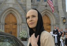 Probudila sam se ujutro na dan sinovljevog vjenčanja i shvatila da mi je glava potpuno gola – kosa mi je nestala – “poruka” moje snahe upućena meni. Na ogledalu u kupatilu bila je zalijepljena poruka: “Čestitam – konačno imaš ‘frizuru’ koja odgovara tvojim godinama. Probudila sam se ujutro na dan sinovljevog vjenčanja i shvatila da mi je glava potpuno gola – kosa mi je nestala – “poruka” moje snahe upućena meni. Na ogledalu u kupatilu bila je zalijepljena poruka: “Čestitam – konačno imaš ‘frizuru’ koja odgovara tvojim godinama. - featured image