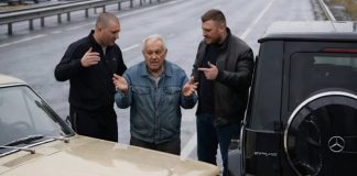 Huligani na autocesti presjekli su put starcu i namjerno izazvali nesreću, a zatim su počeli tražiti „štetu“: samo što nisu ni slutili tko je taj starac i što će im se dogoditi za nekoliko minuta🔥🚗 Huligani na autocesti presjekli su put starcu i namjerno izazvali nesreću, a zatim su počeli tražiti „štetu“: samo što nisu ni slutili tko je taj starac i što će im se dogoditi za nekoliko minuta🔥🚗 - featured image