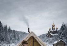 Kada je starac umesto kamenog doma postavio usred snega običan platneni šator i počeo da u njega unosi naramke sena, otvoreno su mu se smejali — dok nisu nastupili mrazevi i ljudi nisu shvatili zašto mu je trebalo toliko slame 😨😱 Kada je starac umesto kamenog doma postavio usred snega običan platneni šator i počeo da u njega unosi naramke sena, otvoreno su mu se smejali — dok nisu nastupili mrazevi i ljudi nisu shvatili zašto mu je trebalo toliko slame 😨😱 - featured image