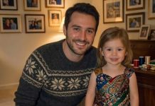 Sašio sam haljinu za školsku svečanost moje ćerke od svilenih marama moje preminule žene — jedna žena ju je direktno ismejala u sali. Sašio sam haljinu za školsku svečanost moje ćerke od svilenih marama moje preminule žene — jedna žena ju je direktno ismejala u sali. - featured image