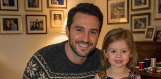 Sašio sam haljinu za školsku svečanost moje ćerke od svilenih marama moje preminule žene — jedna žena ju je direktno ismejala u sali. Sašio sam haljinu za školsku svečanost moje ćerke od svilenih marama moje preminule žene — jedna žena ju je direktno ismejala u sali. - featured image