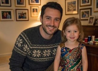 Sašio sam haljinu za školsku svečanost moje ćerke od svilenih marama moje preminule žene — jedna žena ju je direktno ismejala u sali. Sašio sam haljinu za školsku svečanost moje ćerke od svilenih marama moje preminule žene — jedna žena ju je direktno ismejala u sali. - featured image