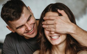 Ako te muškarac OVAKO GLEDA, voljet ćete do kraja života: PSIHOLOG VLADETA JEROTIĆ otkriva kako muškarac gleda ženu koju voli Ako te muškarac OVAKO GLEDA, voljet ćete do kraja života: PSIHOLOG VLADETA JEROTIĆ otkriva kako muškarac gleda ženu koju voli - featured image