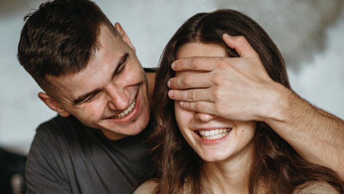 Ako te muškarac OVAKO GLEDA, voljet ćete do kraja života: PSIHOLOG VLADETA JEROTIĆ otkriva kako muškarac gleda ženu koju voli - featured image Ako te muškarac OVAKO GLEDA, voljet ćete do kraja života: PSIHOLOG VLADETA JEROTIĆ otkriva kako muškarac gleda ženu koju voli - featured image