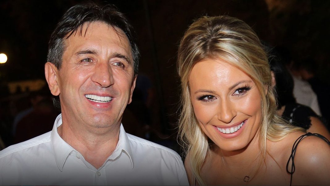 SLAVLJE KOD DAJANE PAUNOVIĆ I ŽIKE JAKŠIĆA: Voditeljka se oglasila i podelila sliku iz porodičnog doma: Ne krije sreću, prin0va - featured image