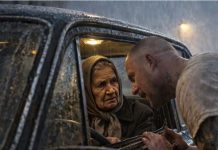 Stara žena u jakom pljusku je na ulici pokupila bivšeg zatvorenika sa ogromnom torbom, ni ne sluteći šta će joj se desiti za samo pola sata 😱😲 Stara žena u jakom pljusku je na ulici pokupila bivšeg zatvorenika sa ogromnom torbom, ni ne sluteći šta će joj se desiti za samo pola sata 😱😲 - featured image