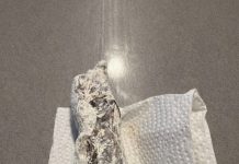 Pronašla sam nešto čudno u pakovanju brašna: odlučila sam otvoriti celofan da vidim šta je unutra… i kada sam shvatila šta je, bila sam potpuno šokirana. Pronašla sam nešto čudno u pakovanju brašna: odlučila sam otvoriti celofan da vidim šta je unutra… i kada sam shvatila šta je, bila sam potpuno šokirana. - featured image