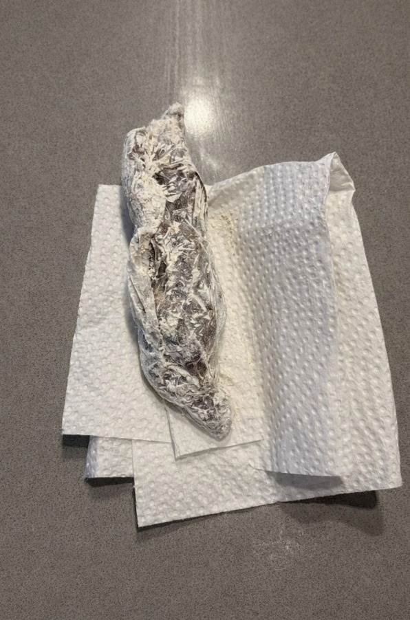 Pronašla sam nešto čudno u pakovanju brašna: odlučila sam otvoriti celofan da vidim šta je unutra… i kada sam shvatila šta je, bila sam potpuno šokirana. - featured image Pronašla sam nešto čudno u pakovanju brašna: odlučila sam otvoriti celofan da vidim šta je unutra… i kada sam shvatila šta je, bila sam potpuno šokirana. - featured image