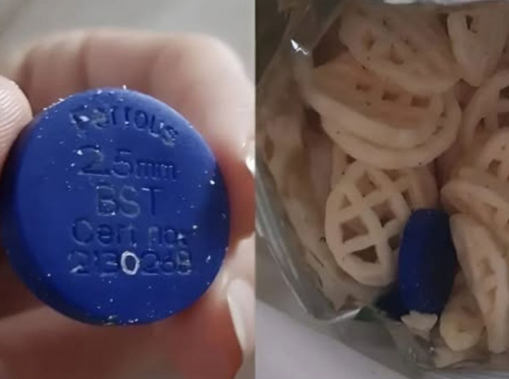 Pronašli smo čudan plavi predmet u kesi čipsa — evo šta se ispostavilo da je - featured image Pronašli smo čudan plavi predmet u kesi čipsa — evo šta se ispostavilo da je - featured image