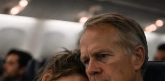 Iscrpljena majka, pokušavajući smiriti svoje uplakano dijete, slučajno je zaspala od umora na ramenu muškarca pored sebe. Muškarac je izgledao iritirano, ali ono što je učinio potom šokiralo je cijeli avion😮🤔 Iscrpljena majka, pokušavajući smiriti svoje uplakano dijete, slučajno je zaspala od umora na ramenu muškarca pored sebe. Muškarac je izgledao iritirano, ali ono što je učinio potom šokiralo je cijeli avion😮🤔 - featured image