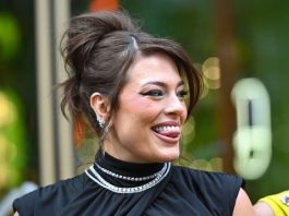 Žena sa najsavršenijim telom i 100 kilograma skinula se u donji veš i pokazala svaki deo svog tela: Svi su sinoć gledali samo u nju Žena sa najsavršenijim telom i 100 kilograma skinula se u donji veš i pokazala svaki deo svog tela: Svi su sinoć gledali samo u nju - featured image